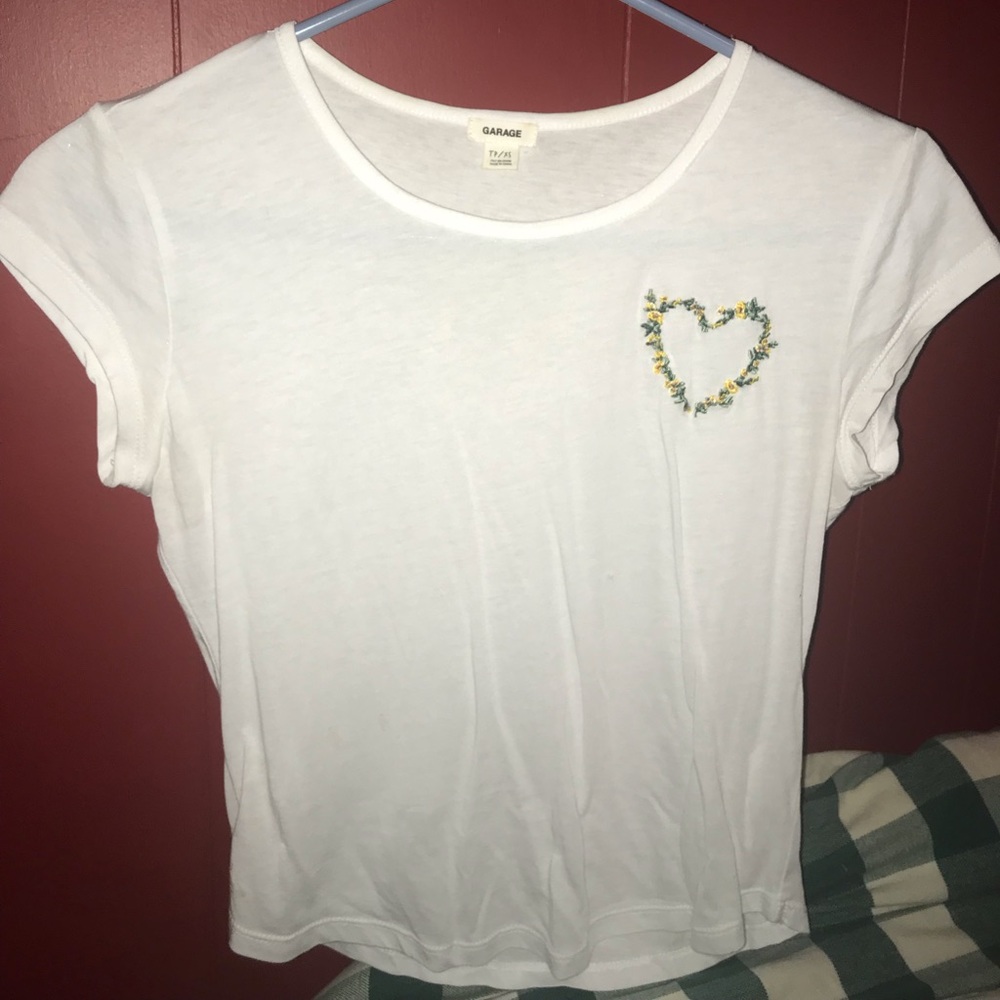 White short sleeve shirt with flower.